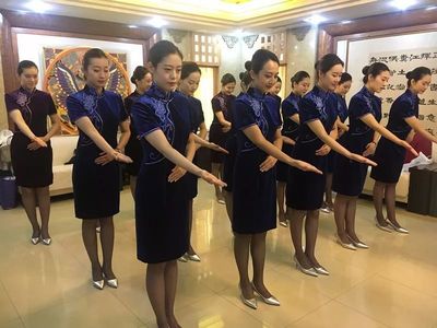 提升禮儀素養(yǎng)，樹立職業(yè)形象 山航空乘助力全國(guó)質(zhì)量管理小組活動(dòng)40周年紀(jì)念大會(huì)